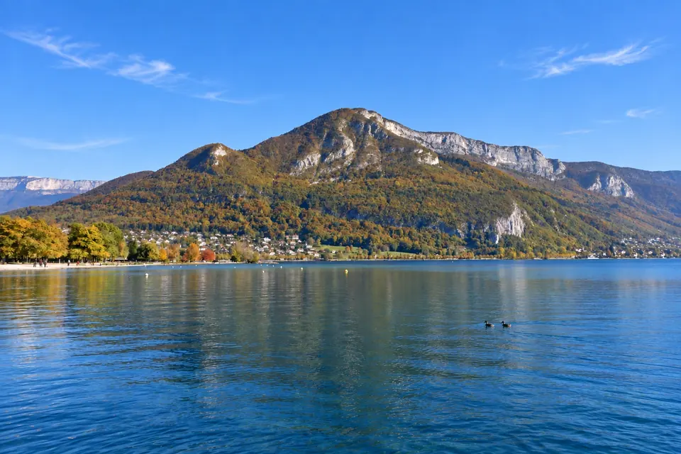 Lake Annecy and its mountains from the shore