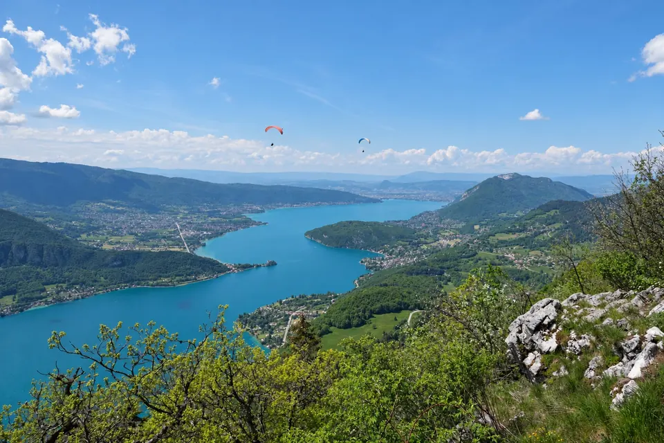 The Alps above the lake, paragliders over the ridge