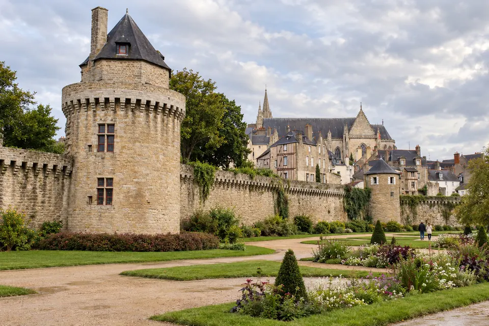 The ramparts and the Tour du Connétable above the gardens