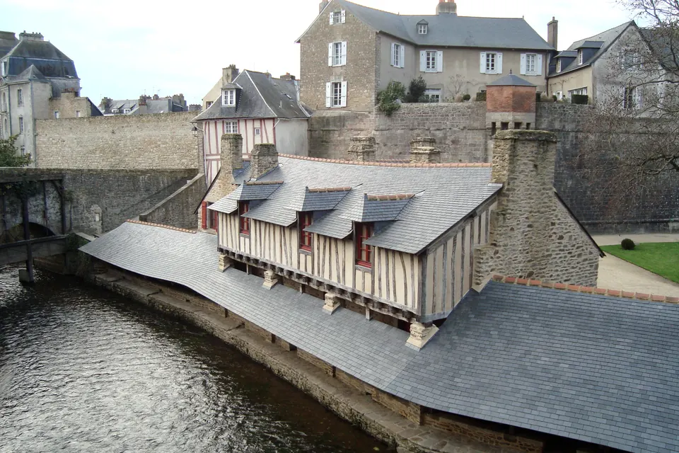 The Lavoirs de la Garenne beneath the ramparts
