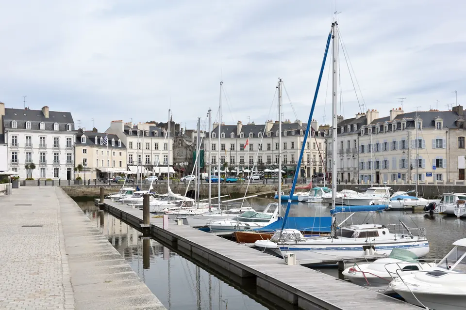 The canalized port running up to the old town