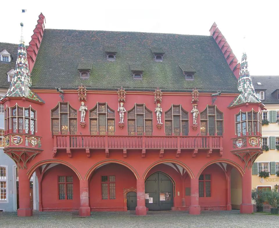 The red Historisches Kaufhaus on the minster square