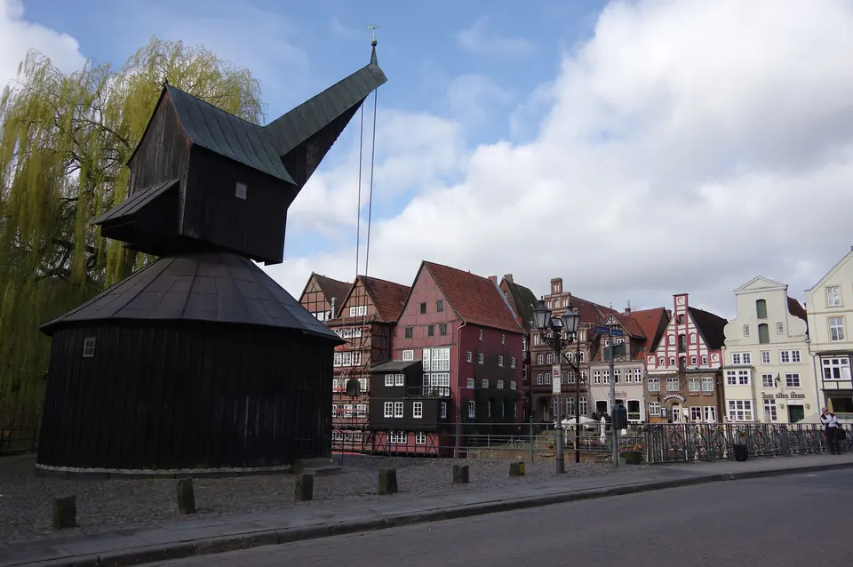 The Stintmarkt and the old crane on the Ilmenau