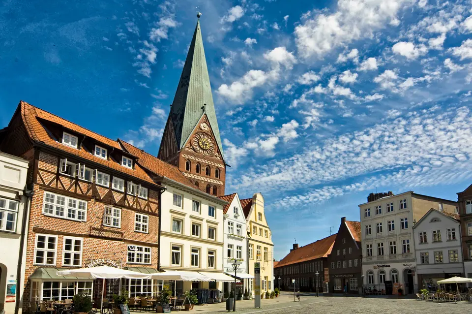 The leaning tower of St Johannis at the end of Am Sande
