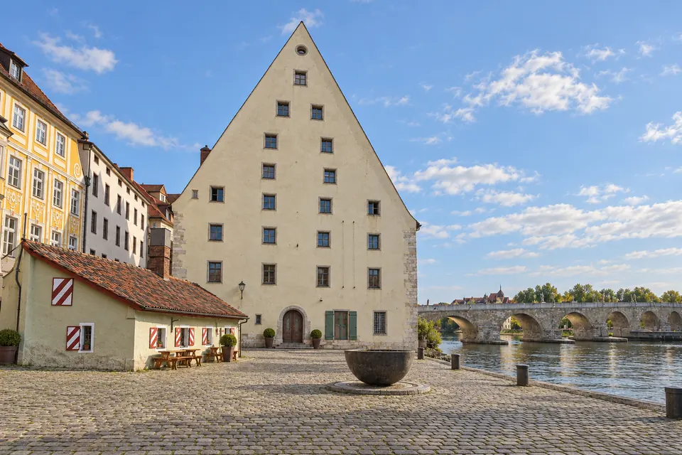 The Historische Wurstkuchl beside the bridge