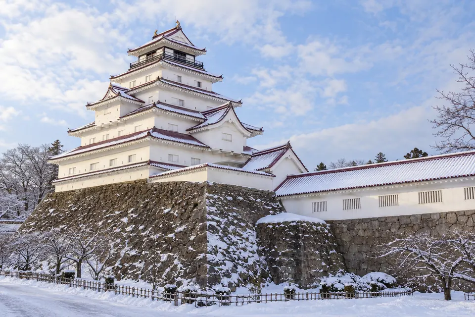 Tsuruga Castle's red-tiled keep in snow