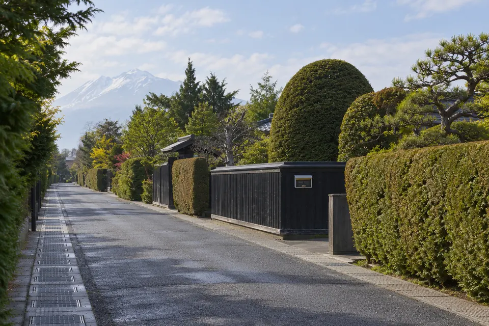 Hedged lanes and gates of the Nakacho samurai quarter