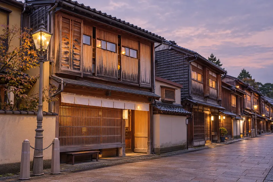 Higashi Chaya teahouse street at dusk