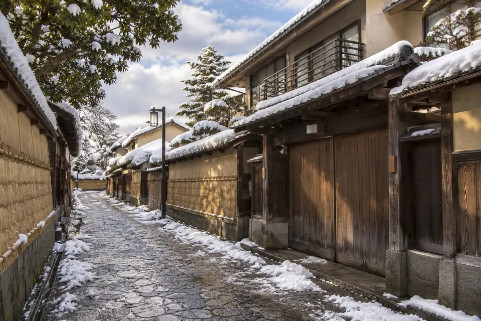Nagamachi earthen walls under winter straw mats