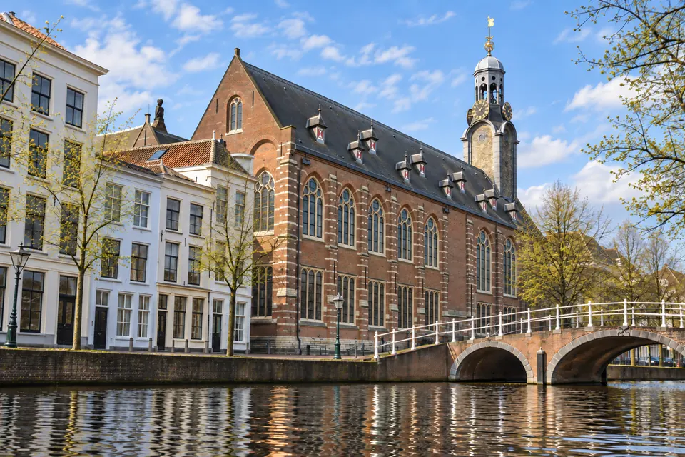 The Rapenburg canal and the Academiegebouw