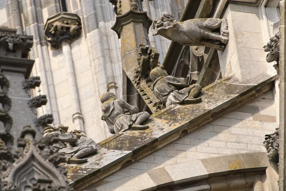 The figures on the flying buttresses