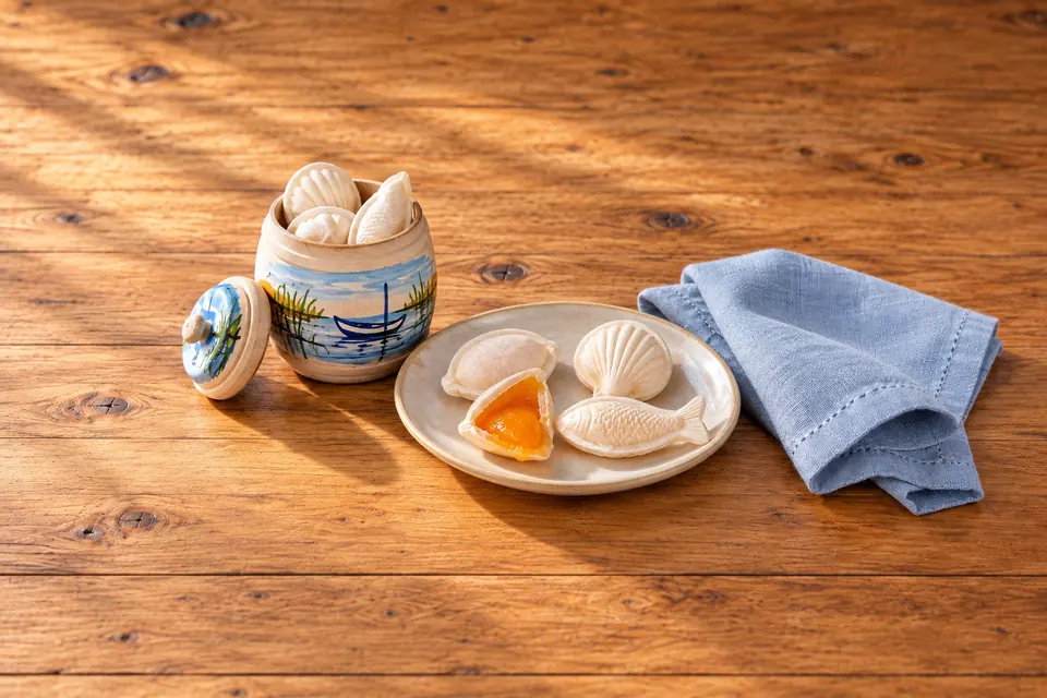 The shell-shaped sweets in their painted barrel
