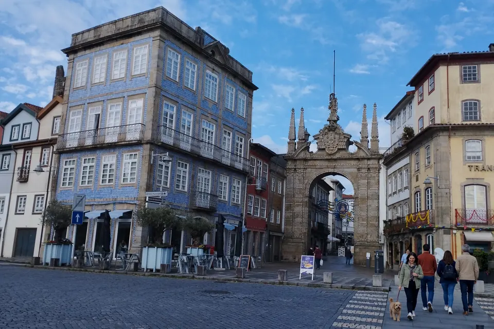 The Arco da Porta Nova and Rua do Souto
