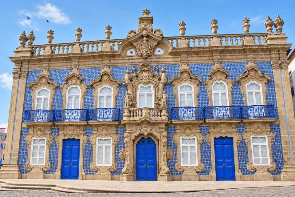 The tiled Rococo façade of the Palácio do Raio