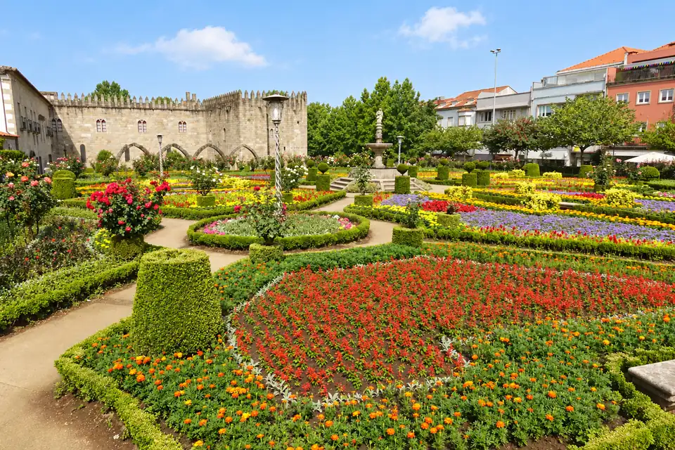 The clipped hedges of the Jardim de Santa Bárbara