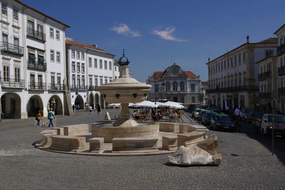 Praça do Giraldo, arcades and fountain, people at the cafés