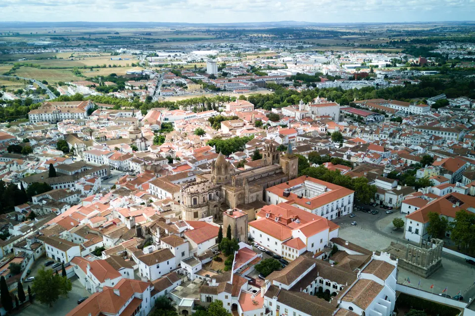 The Sé de Évora, fortress towers and rooftop, the tiled city below