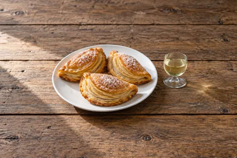 Tortas de Guimarães and a glass of Vinho Verde