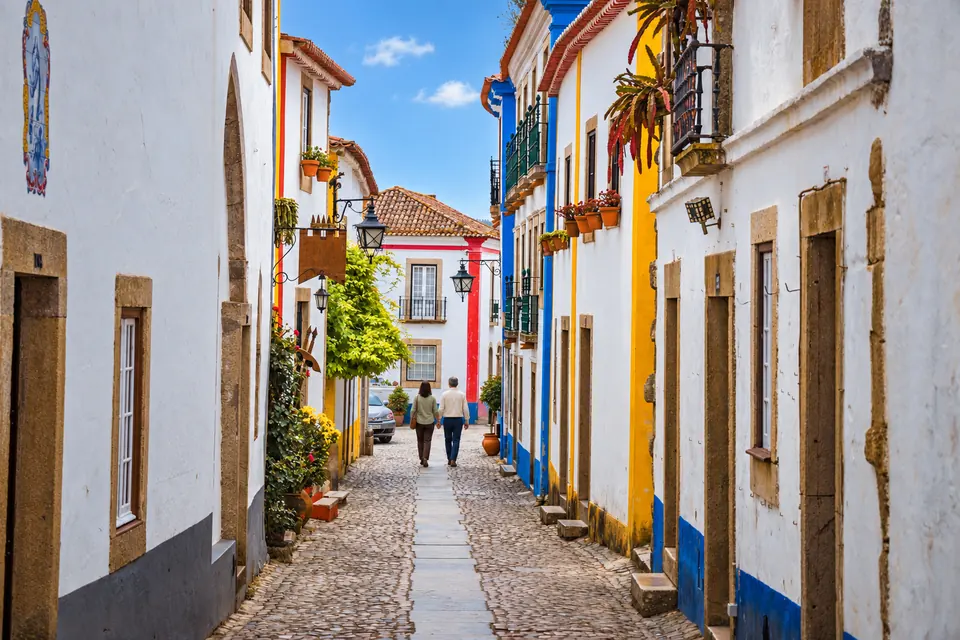 Rua Direita, whitewashed houses with painted trim