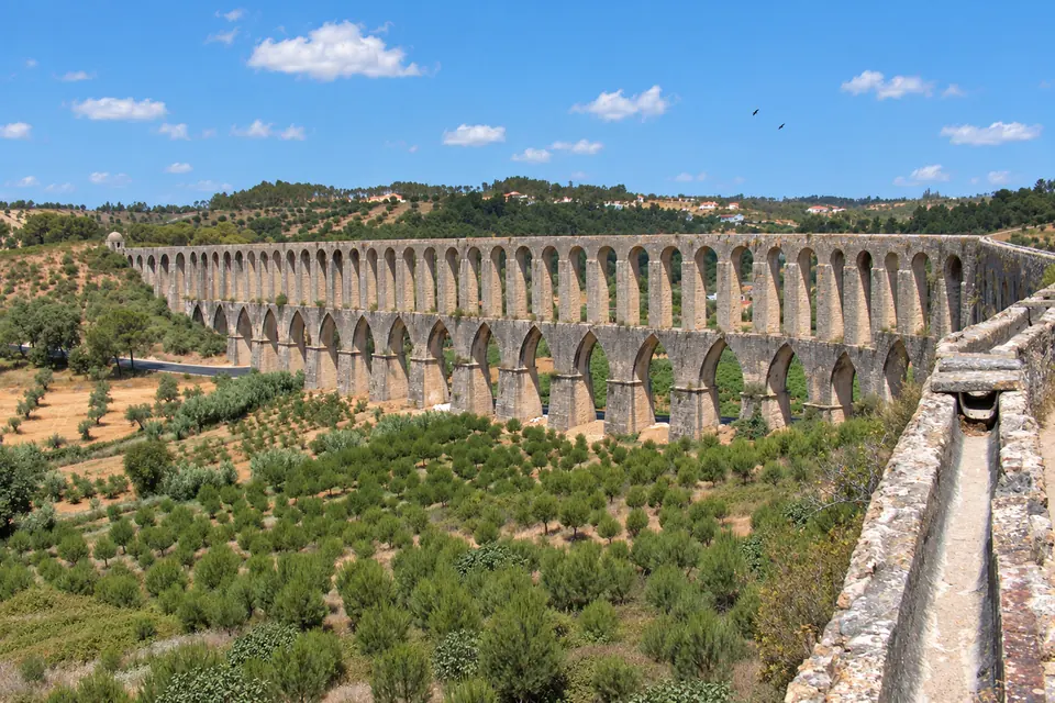 The arches of the Aqueduto dos Pegões