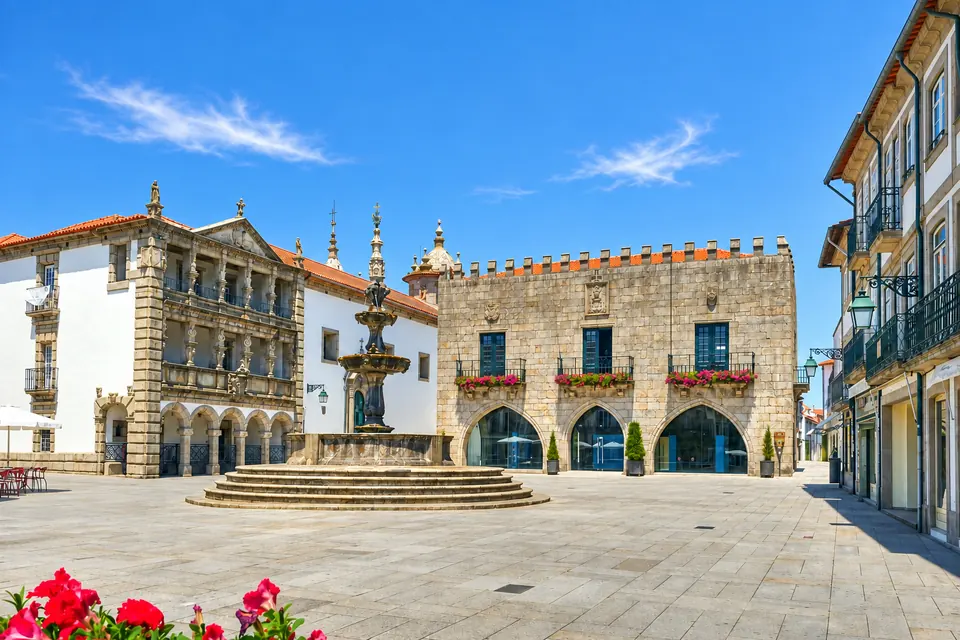 Praça da República, the Chafariz fountain and the Misericórdia