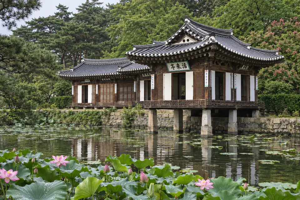 Seongyojang's lotus-pond pavilion, Hwallaejeong