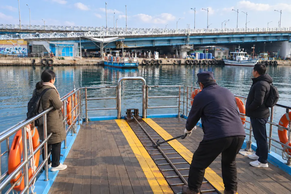The hand-pulled gaetbae ferry at Abai village