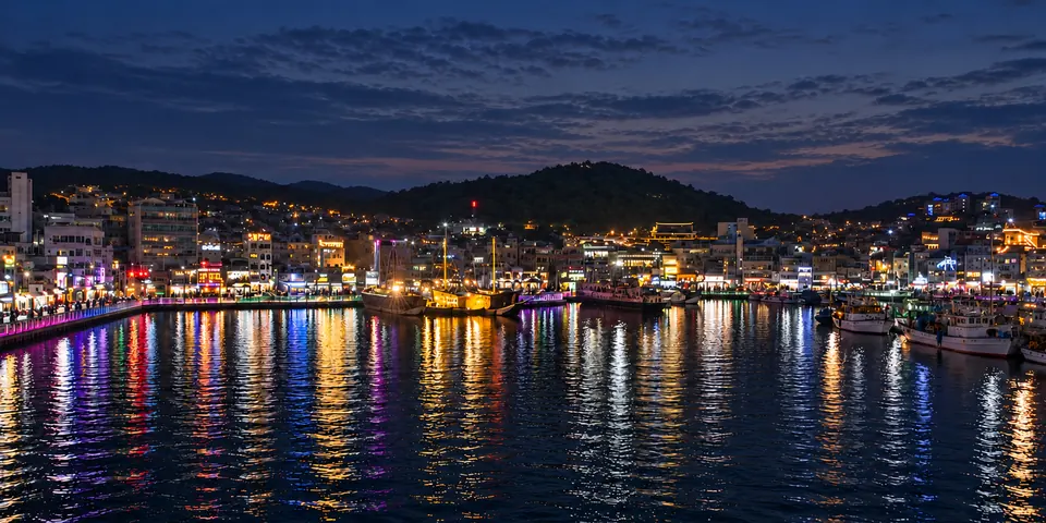 Gangguan harbor at night