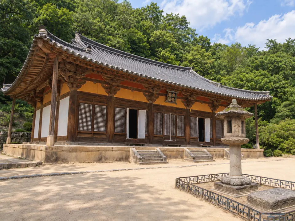 Buseoksa's Muryangsujeon with the stone lantern before it