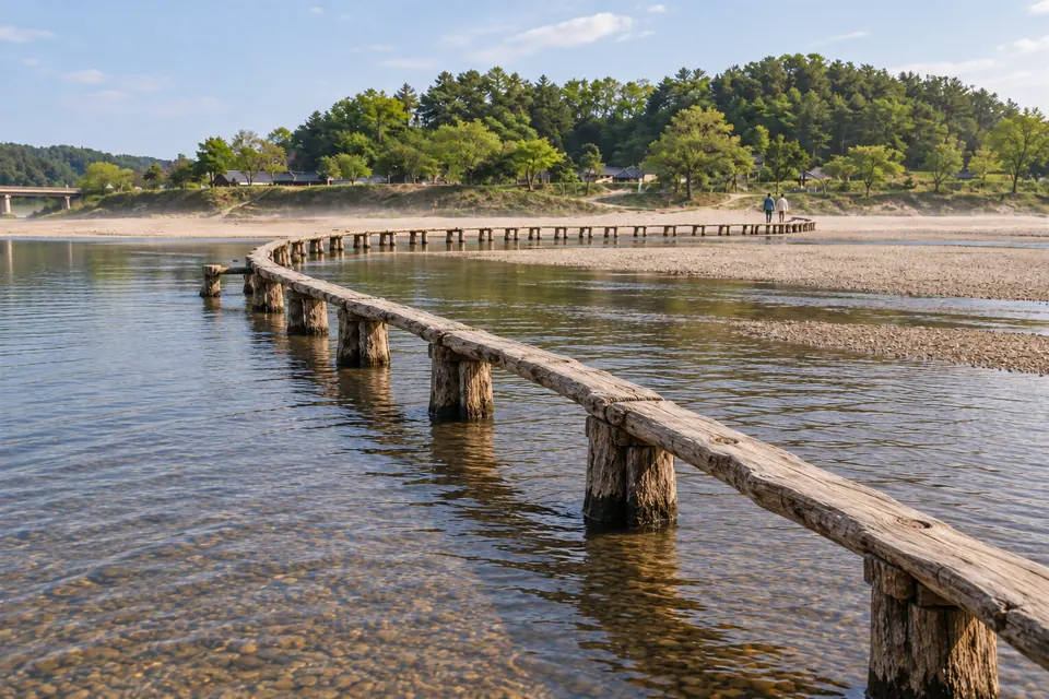 The single-log bridge at Museom village