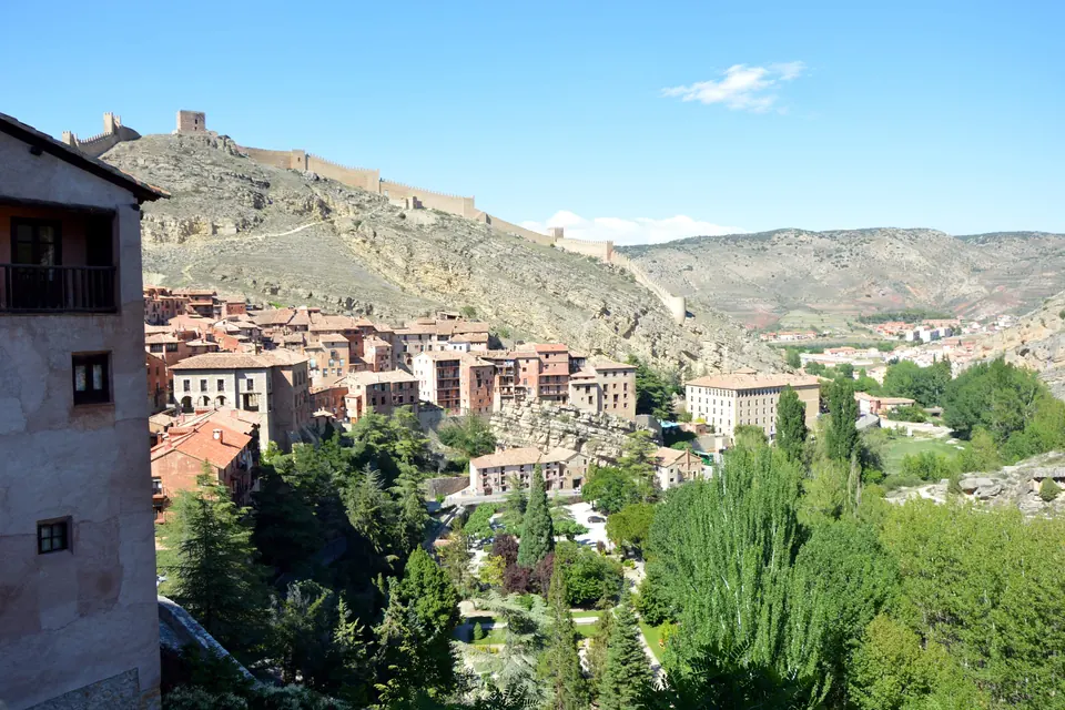 The murallas along the ridge