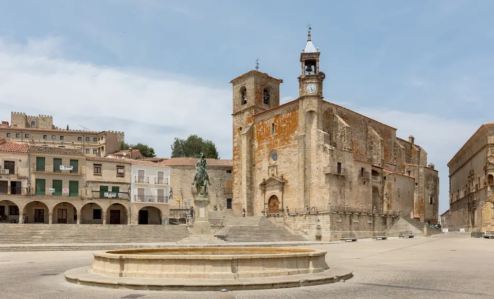 Trujillo's Plaza Mayor and the statue of Pizarro