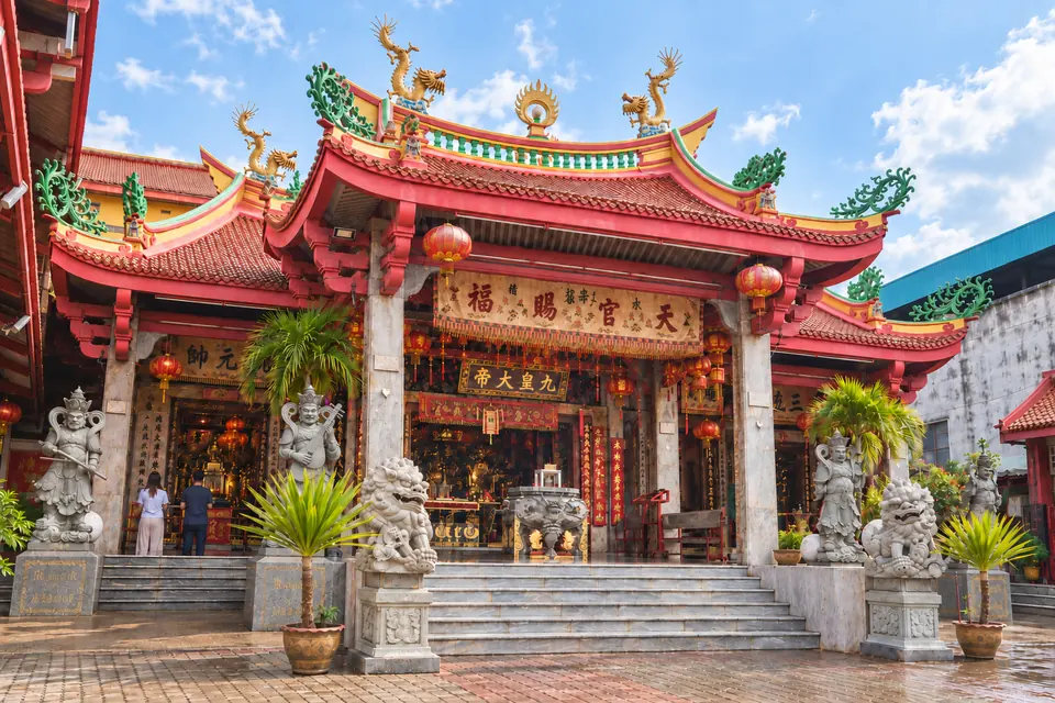 Jui Tui shrine, red lanterns and incense