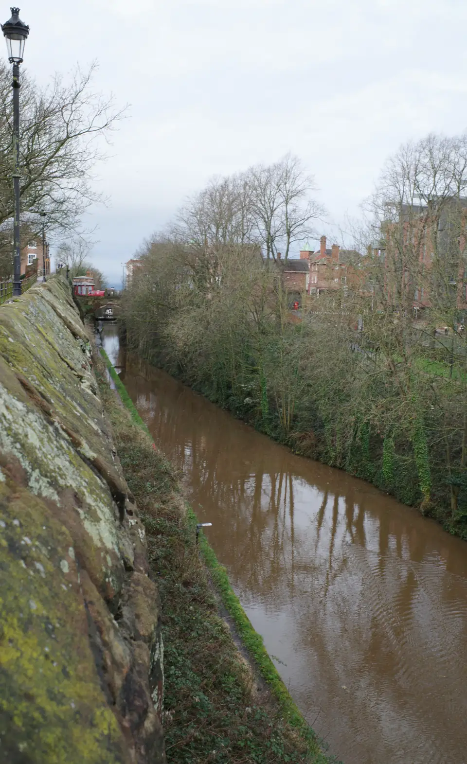The Shropshire Union Canal in its rock cutting below the walls